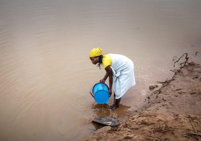 Een ander gevolg van orkaan Idai is dat het water sterk vervuild raakte. Bij gebrek aan een alternatief blijven de mensen het wel drinken, met ziekte tot gevolg.